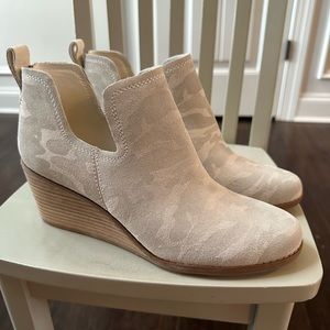 Brand New Kallie Toms Suede Booties - 9